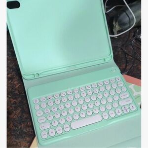 Mint Bluetooth Keyboard Case for Tablet generation 10